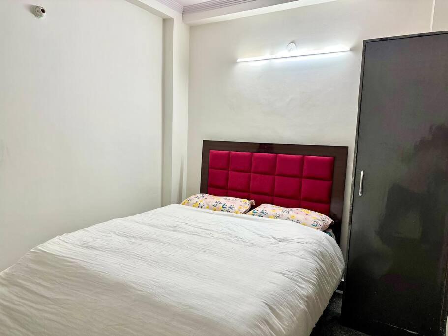Nirvana 2bhk Delightful In Delhi Apartment